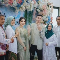 Acara lamaran Rian dan Ribka yang digelar di keduaman Ribka di Karanganyar, Jawa Tengah tampak hanya dihadiri oleh pihak keluarga dan kerabat dekatnya saja. Foto: Instagram