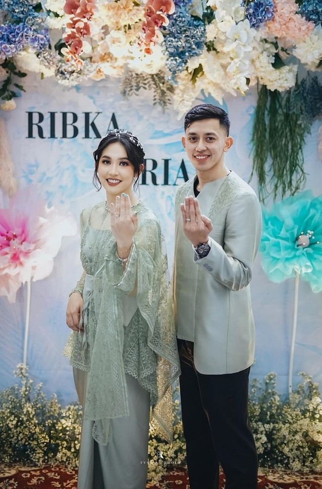 Tak lupa Rian dan Ribka juga memamerkan pose andalan pasangan yang baru lamaran atau menikah, yaitu pose pamer cincin. Sambil tersenyum ke arah kamera, keduanya tampak begitu bahagia. Foto: Instagram
