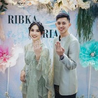 Tak lupa Rian dan Ribka juga memamerkan pose andalan pasangan yang baru lamaran atau menikah, yaitu pose pamer cincin. Sambil tersenyum ke arah kamera, keduanya tampak begitu bahagia. Foto: Instagram