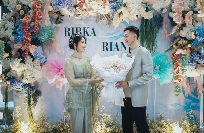 Sebelum memutuskan untuk melangkah ke jenjang yang lebih serius, Rian dan Ribka sudah terlebih dahulu berpacaran selama 3 tahun. Kini di penghujung tahun 2023 akhirnya Rian telah resmi melamar Ribka. Foto: Instagram