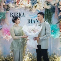 Sebelum memutuskan untuk melangkah ke jenjang yang lebih serius, Rian dan Ribka sudah terlebih dahulu berpacaran selama 3 tahun. Kini di penghujung tahun 2023 akhirnya Rian telah resmi melamar Ribka. Foto: Instagram