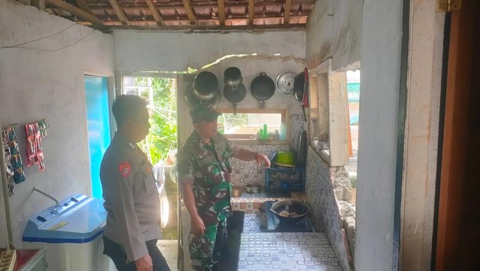 Rumah warga Kecamatan Cigugur, Pangandaran yang rusak akibat gempa