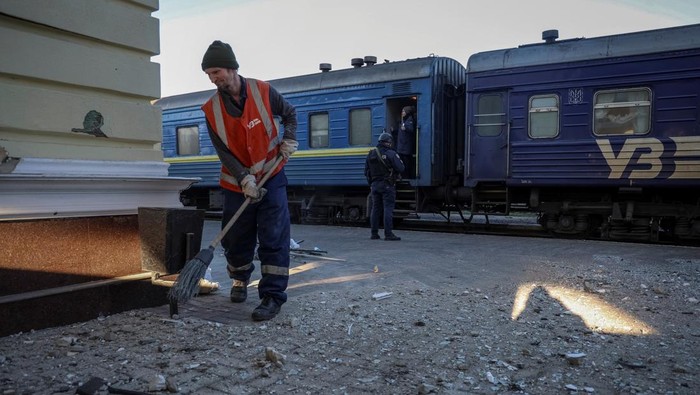 Rusia Gempur Stasiun Kereta Api di Kherson Ukraina Workers clean an area at a site of a yesterday's Russian military strike, amid Russia's attack on Ukraine, at railway station in Kherson, Ukraine December 27, 2023. REUTERS/Oleksandr Ratushniak