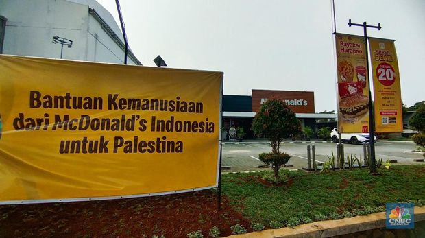 Salah satu restoran cepat saji McDonald's di kawasan Jakarta, Kamis (28/12/2023). (CNBC Indonesia/Tri Susilo)
