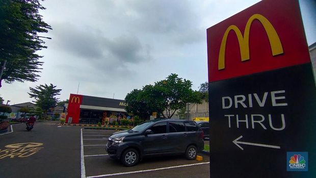 Salah satu restoran cepat saji McDonald's di area kawasan Jakarta, Kamis (28/12/2023). (CNBC Indonesia/Tri Susilo)