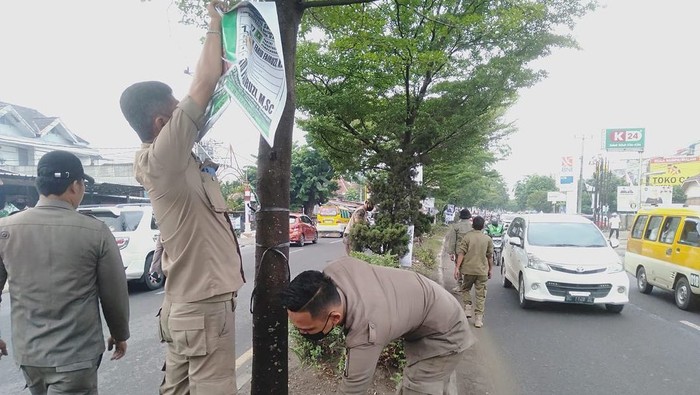 Satpol PP Palembang tertibkan APK di Kawasan Seberang Ulu 1