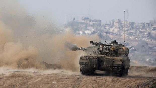 Sebuah tank Israel menembak ke arah Gaza, di tengah konflik yang sedang berlangsung antara Israel dan kelompok Islam Palestina Hamas, di perbatasan Israel-Gaza, di Israel selatan, 27 Desember 2023. (REUTERS/Amir Cohen)