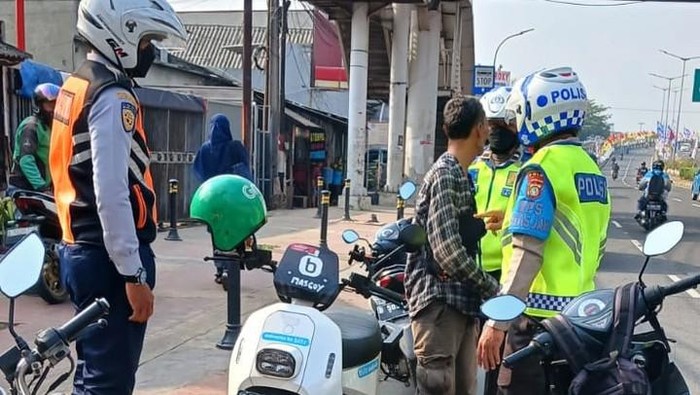 Sejumlah pemotor lawan arah di flyover Klender, Jakarta Timur, ditindak polisi.
