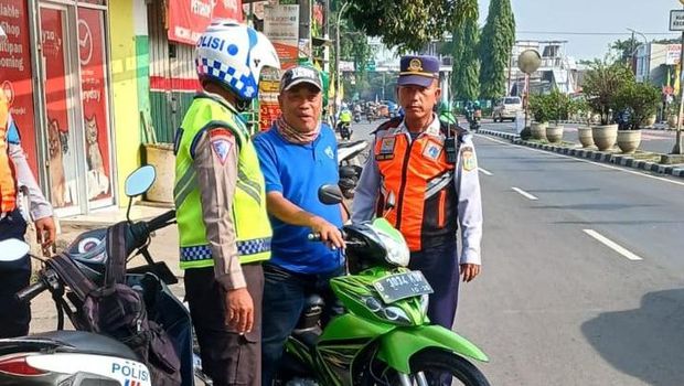 Sejumlah pemotor lawan arah di flyover Klender, Jakarta Timur, ditindak polisi.