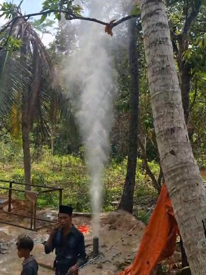 Semburan air setinggi 20 meter hebohkan warga Pamekasan