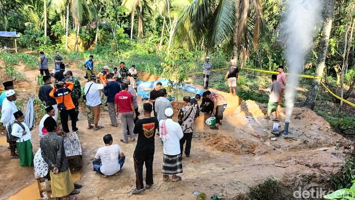 Semburan air setinggi 20 meter yang menghebohkan warga Pamekasan.