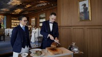 Hidangan khasnya tetap berupa bebek perasan, dimasak dengan darahnya sendiri, sebuah resep yang dipopulerkan pada tahun 1890. 