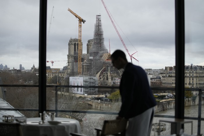 Sensasi Makan di Restoran Legendaris Paris La Tour d'Argent Clients sit at tables at La Tour d'Argent restaurant in Paris, Wednesday, Dec. 13, 2023. The Tour d'Argent, which claims to be the oldest restaurant in the French capital, has a front-row view of the renaissance of Notre Dame Cathedral as artisans prepare the fire-ravaged monument for reopening next year. The high-end restaurant, which helped inspire the movie