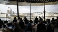 Katedral Notre Dame menjadi pusat perhatian dalam panorama Paris ini, sebuah lokasi konstruksi yang tiada duanya. Tour dArgent – yang diterjemahkan sebagai Menara Perak -- memiliki ruang makan yang didesain ulang dengan dapur terbuka, dan apartemen satu kamar tidur di lantai atas yang disewakan dengan harga hampir 9.000 euro per malam.