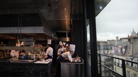 Juru masak menyiapkan makanan di restoran La Tour dArgent di Paris. Sebuah landmark kota dan inspirasi bagi restoran dalam film “Ratatouille”, Tour d’Argent melestarikan tradisi yang dihormati sambil beradaptasi dengan abad ke-21. Restoran ini dibuka kembali pada Rabu 13 Desember 2023 setelah renovasi.