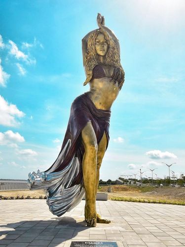 Shakira Patung raksasa Shakira di Kolombia.