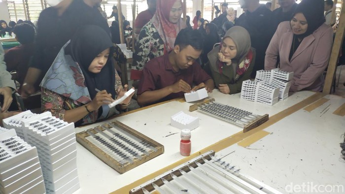 Siti Atikoh kunjungi pabrik bulu mata di Purworejo