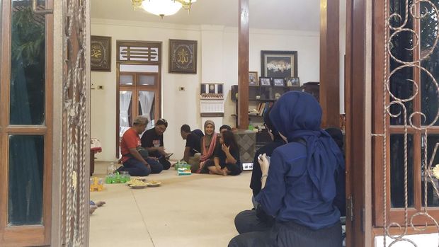 Siti Atikoh saat mengunjungi kampung halaman Ganjar (Tina/detikcom)