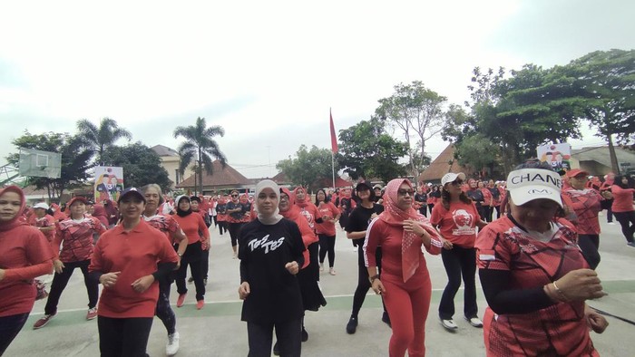 Siti Atikoh Senam di Magelang