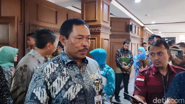 Pj Gubernur Jateng Nana Sudjana saat memberikan keterangan pers kepada awak media di Semarang, Kamis (28/12/2023).