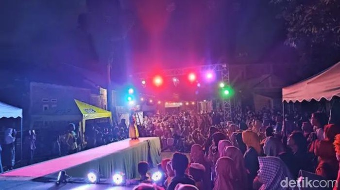 Suasana Festival Budaya Mbojo yang digelar di Lingkungan Sapaga Kelurahan Jatibaru Barat, Kecamatan Asakota, Kota Bima, NTB, Rabu malam (27/12/2023). (Rafiin Uki/detikBali)