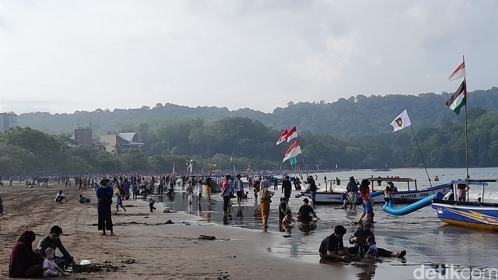 Suasana pagi di Pantai Pangandaran usai diguncang gempa M 5,3, Kamis (28/12/2023).