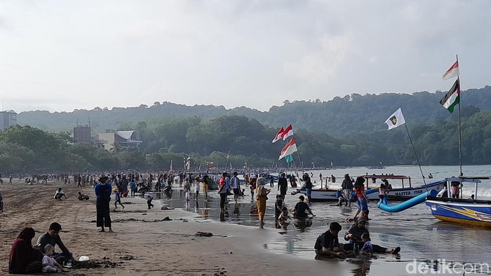 Suasana pagi di Pantai Pangandaran usai diguncang gempa M 5,3, Kamis (28/12/2023).