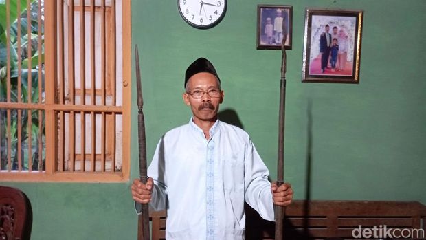 Sutarji menunjukkan peninggalan penguasa pertama Desa Sendanggayam, Blora.