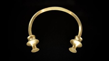 Peristiwa tanah longsor di Spanyol Utara malah memunculkan kalung emas indah yang terkubur selama 2.500 tahun. Para arkeolog menyimpulkan bahwa kalung tersebut dibuat sekitar tahun 500 SM, selama Zaman Besi di Iberia, dan umum digunakan oleh rakyat dari kelas atas. Foto: Andres Victorero via Getty Images