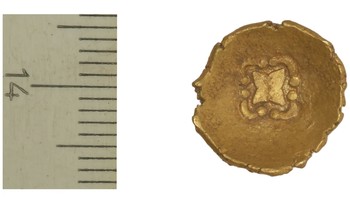 Gelas pelangi berumur 2.000 tahun yang dicetak oleh suku Kelt ditemukan di sepanjang sungai Jerman. Gelas tersebut berlapis emas dan mengandung elemen desain yang langka, seperti bintang yang dikelilingi 4 lengkungan. Foto: Stefanie Friedrich/Archaeological State Collection Munich