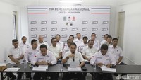 Ketum Tim Hukum Nasional AMIN Ari Yusuf Amir (kiri), Kapten Timnas AMIN M Syaugi (tengah), dan Ketua Dewan Penasihat Tim Hukum Nasional AMIN Hamdan Zoelva memberikan keterangan pers di Markas Timnas AMIN, Jl Diponegoro, Jakarta Pusat, Kamis (28/12/2023).
