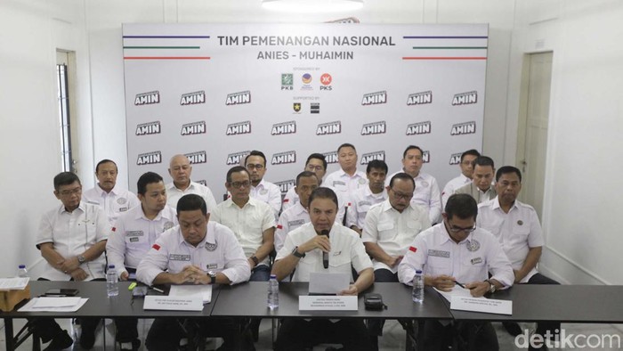 Ketum Tim Hukum Nasional AMIN Ari Yusuf Amir berbincang dengan Kapten Timnas AMIN M Syaugi di Markas Timnas AMIN, Jl Diponegoro, Jakarta Pusat, Kamis (28/12/2023).
