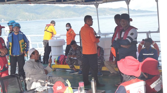 Tim SAR gabungan menghentikan pencarian 2 korban kapal tenggelam di Mamuju.