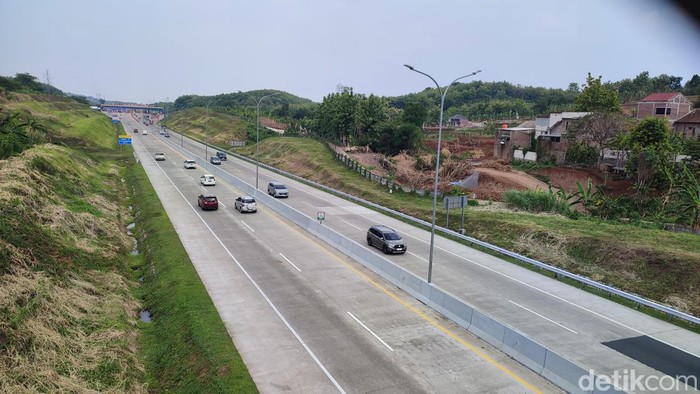 Arus lalu lintas di Tol Kalikangkung Semarang terlihat lengang pada Kamis (28/12/2023) siang