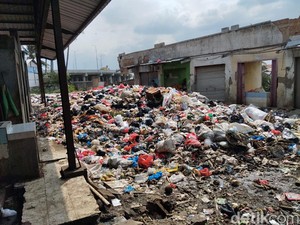 Sampah Menggunung hingga Sumbat Saluran Air di Pasar Cileunyi