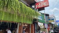 Plang depan toko Nyonya Pang