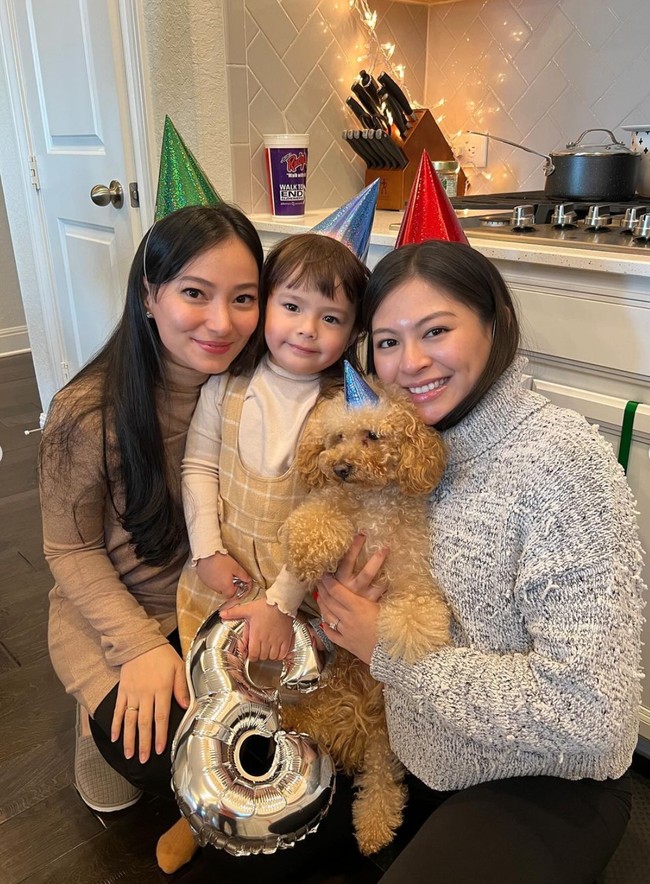 Melalui akun Instagram pribadinya Asmirandah membagikan foto-foto perayaan ulang tahun Chloe. Di keterangan unggahannya Asmirandah mengatakan bahwa tahun ini ulang tahun Chloe memang tidak dirayakan, namun sang putri sudah mendapat 3 kali kejutan untuk ulang tahunnya. Foto: Instagram/@asmirandah89