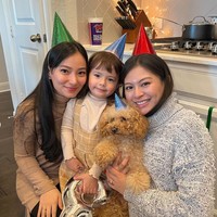 Melalui akun Instagram pribadinya Asmirandah membagikan foto-foto perayaan ulang tahun Chloe. Di keterangan unggahannya Asmirandah mengatakan bahwa tahun ini ulang tahun Chloe memang tidak dirayakan, namun sang putri sudah mendapat 3 kali kejutan untuk ulang tahunnya. Foto: Instagram/@asmirandah89