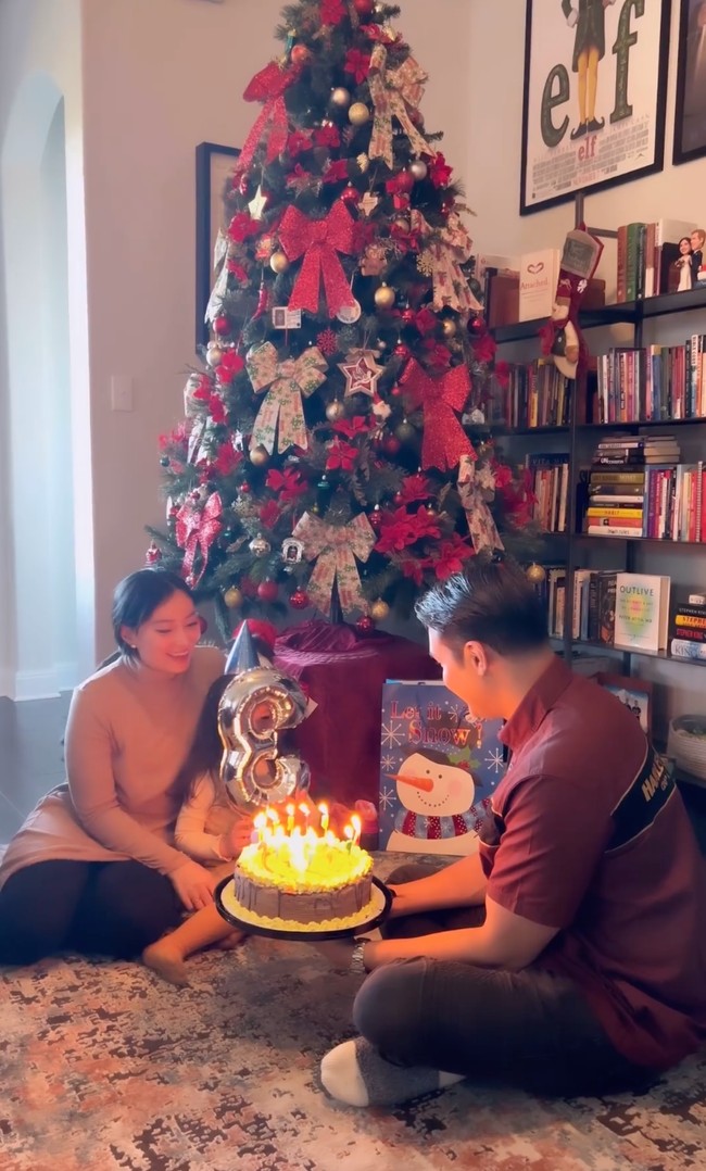 Mendapat kejutan ulang tahun dari kedua orangtuanya Chloe tampak bahagia sekaligus malu-malu. Terlihat Chloe sempat menutupi wajahnya dengan balon berbentuk angka 3 yang melambangkan usianya saat ini. Foto: Instagram/@asmirandah89