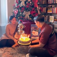 Mendapat kejutan ulang tahun dari kedua orangtuanya Chloe tampak bahagia sekaligus malu-malu. Terlihat Chloe sempat menutupi wajahnya dengan balon berbentuk angka 3 yang melambangkan usianya saat ini. Foto: Instagram/@asmirandah89