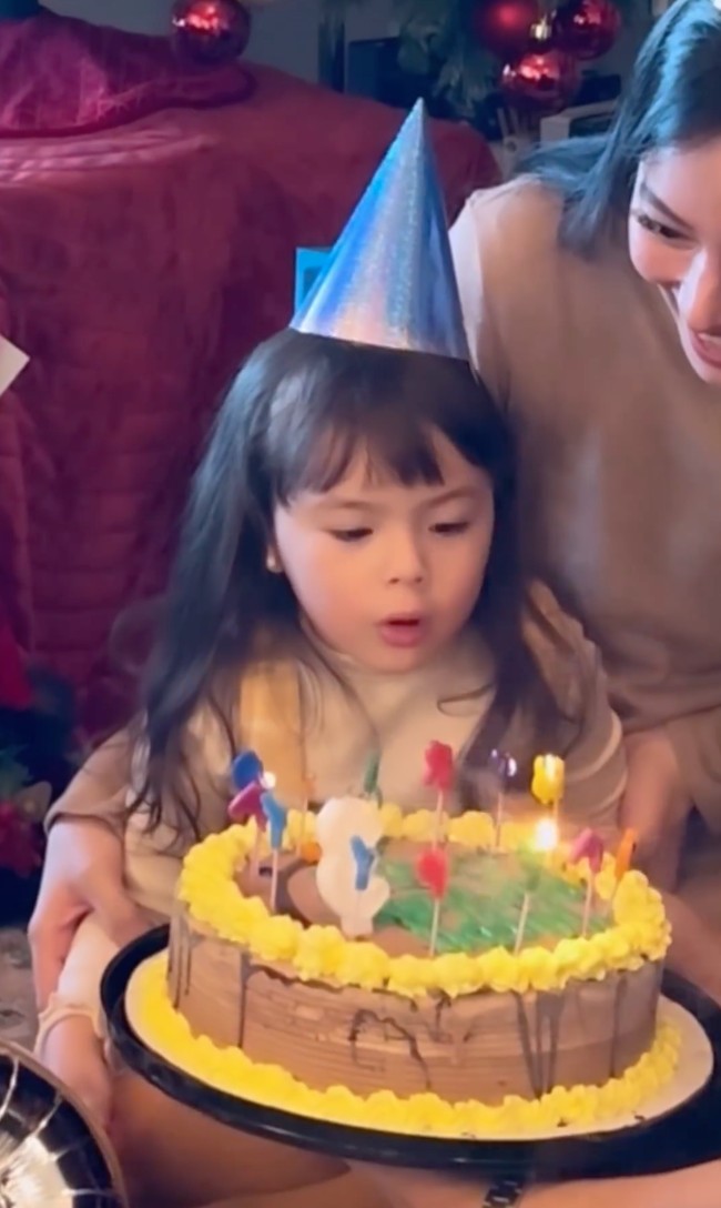 Mendapat kue ulang tahun lengkap dengan lilin yang menyala, Chloe tampak begitu bersemangat. Lihat saja gayanya yang satu ini saat sedang tiup lilin. Foto: Instagram/@asmirandah89