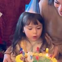 Mendapat kue ulang tahun lengkap dengan lilin yang menyala, Chloe tampak begitu bersemangat. Lihat saja gayanya yang satu ini saat sedang tiup lilin. Foto: Instagram/@asmirandah89