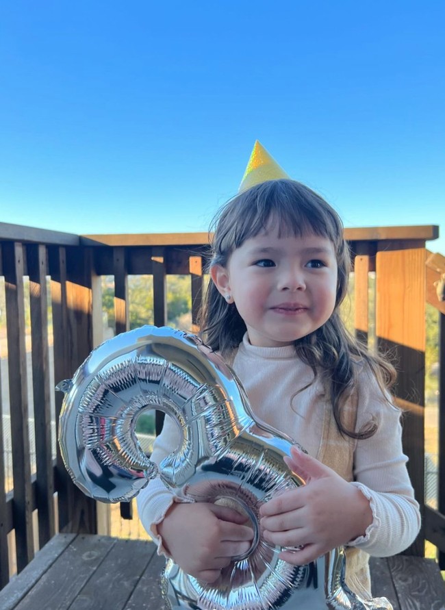 Sebelumnya diketahui jika Asmirandah bersama keluarga kecilnya itu memang tengah berkunjung ke Amerika untuk menghabiskan waktu liburan mereka. Bertepatan dengan momen liburan tersebut, putri kecilnya pun berulang tahun. Foto: Instagram/@asmirandah89