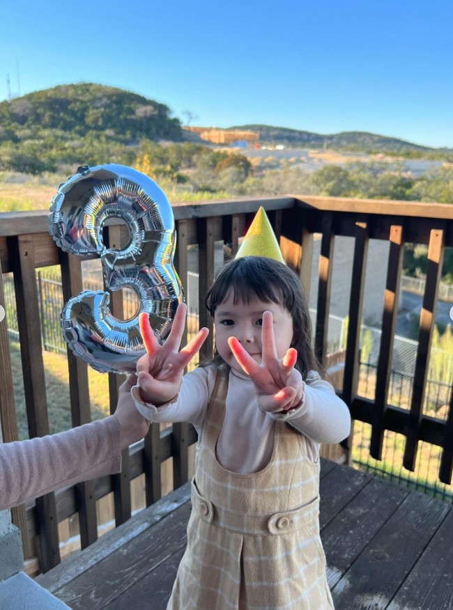 Kini berusia 3 tahun, Chloe pun terlihat semakin imut dan menggemaskan. Penampilan Chloe pun kerap mencuri atensi dan selalu banjir pujian dari para netizen. Foto: Instagram/@asmirandah89