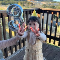 Kini berusia 3 tahun, Chloe pun terlihat semakin imut dan menggemaskan. Penampilan Chloe pun kerap mencuri atensi dan selalu banjir pujian dari para netizen. Foto: Instagram/@asmirandah89