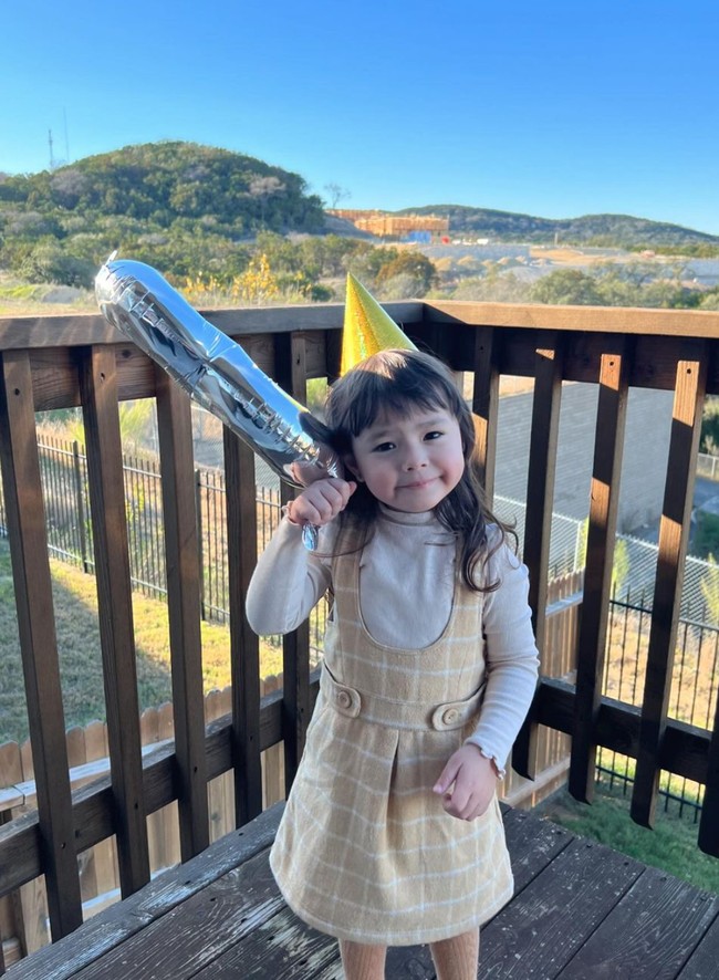 Mewarisi darah blasteran Belanda dan Jerman dari kedua orangtuanya, tak heran jika Chloe tak hanya terlihat imut, tetapi juga cantik. Chloe juga kini tampaknya sudah semakin jago berpose di depan kamera. Foto: Instagram/@asmirandah89