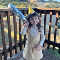 Mewarisi darah blasteran Belanda dan Jerman dari kedua orangtuanya, tak heran jika Chloe tak hanya terlihat imut, tetapi juga cantik. Chloe juga kini tampaknya sudah semakin jago berpose di depan kamera. Foto: Instagram/@asmirandah89