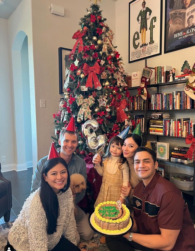 Tepat di Hari Raya Natal yang jatuh pada 25 Desember 2023, putri kecil Asmirandah dan Jonas Rivanno, Chloe, resmi berulang tahun yang ke-3. Asmirandah pun tampak membuat perayaan sederhana bersama kerabatnya di sana. Foto: Instagram/@asmirandah89