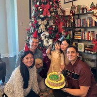 Tepat di Hari Raya Natal yang jatuh pada 25 Desember 2023, putri kecil Asmirandah dan Jonas Rivanno, Chloe, resmi berulang tahun yang ke-3. Asmirandah pun tampak membuat perayaan sederhana bersama kerabatnya di sana. Foto: Instagram/@asmirandah89