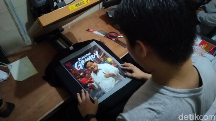 Usaha konveksi di Surabaya yang sedang kebanjiran pesanan alat peraga kampanye dan kaus.